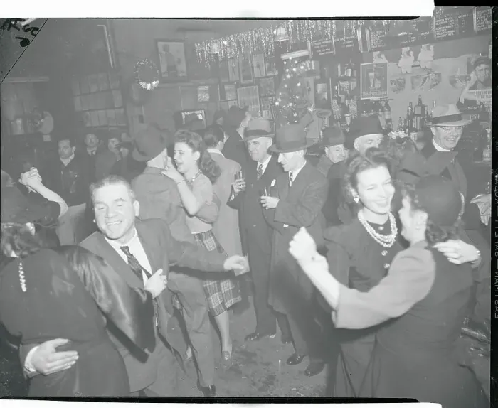 Framed Print : People Dancing Together in Nichtclub Framed Print : People Dancing Together in Nichtclub