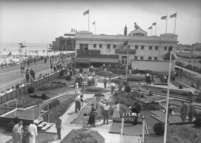 Framed Print : People playing min golf, elevated view (B&W) Framed Print : People playing min golf, elevated view (B&W)