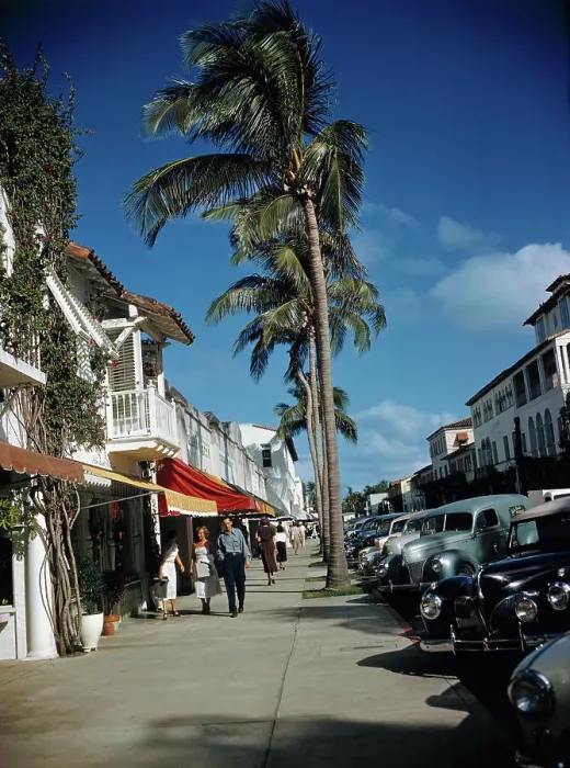 Framed Print : People Shopping Along Worth Avenue