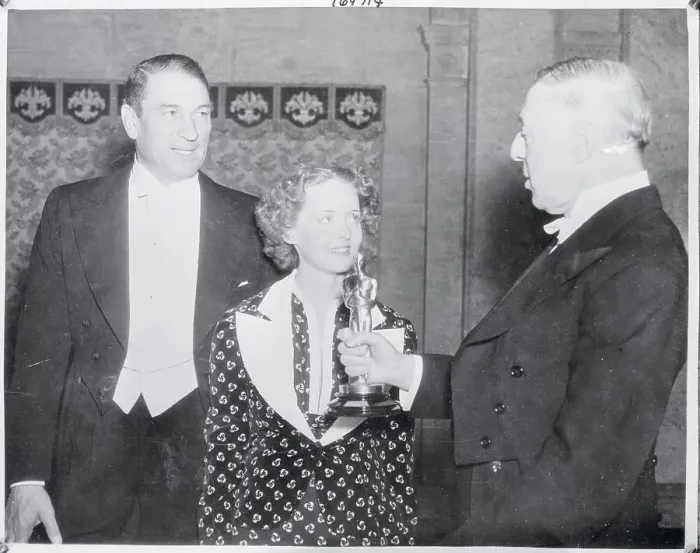 Framed Print : Performer Bette Davis Awaiting Trophy Presentation Framed Print : Performer Bette Davis Awaiting Trophy Presentation
