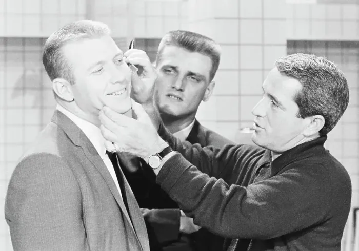 : Perry Como Takes Razor To Mickey Mantle : Perry Como Takes Razor To Mickey Mantle