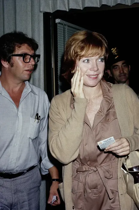 Framed Print : Pete Hamill & Shirley MacLaine Framed Print : Pete Hamill & Shirley MacLaine