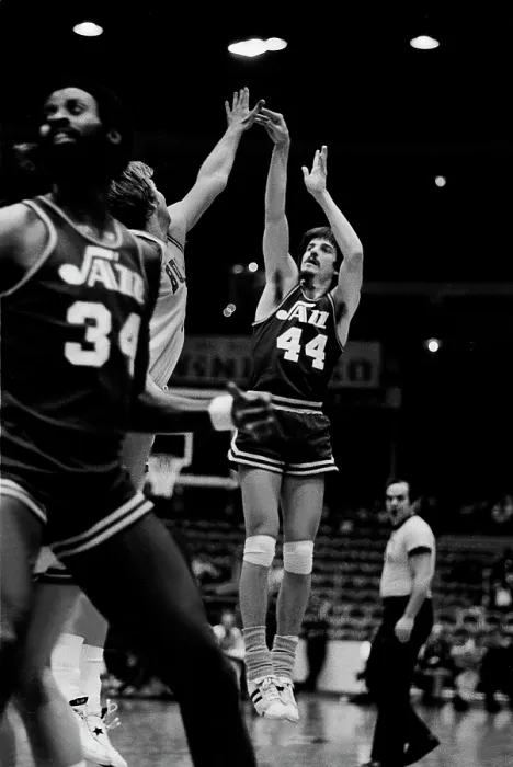 Framed Print : Pete Maravich plays for the New Orleans Jazz in the 1974-1975 season at the Chicago Stadium in Chicago, Il