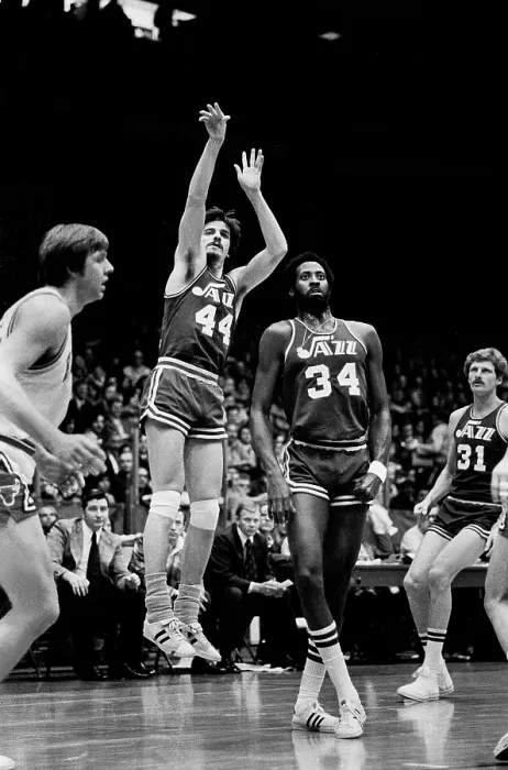 Framed Print : Pete Maravich plays for the New Orleans Jazz in the 1974-1975 season at the Chicago Stadium in Chicago, Il