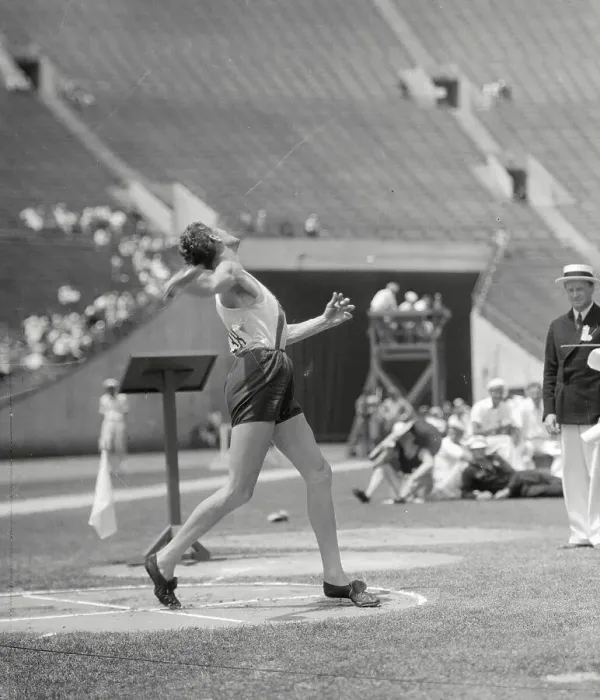 Framed Print : Peter Bacsalmasi in Discus Throwing Action Framed Print : Peter Bacsalmasi in Discus Throwing Action