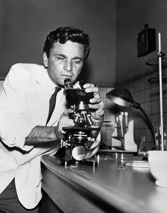 : Peter Falk with Microscope : Peter Falk with Microscope