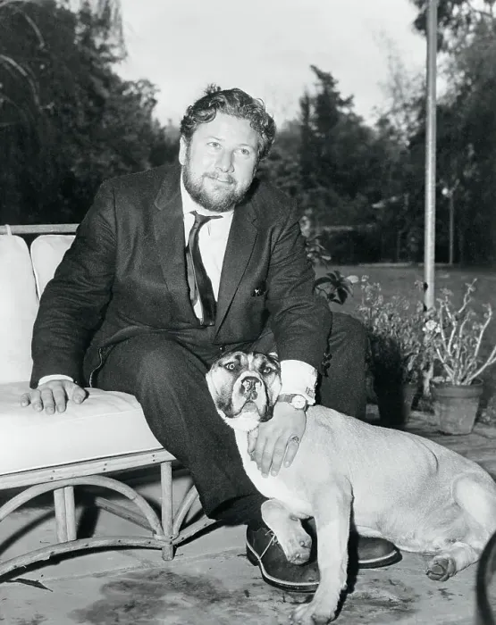 Framed Print : Peter Ustinov at Home with His Neapolitan Mastiff Framed Print : Peter Ustinov at Home with His Neapolitan Mastiff