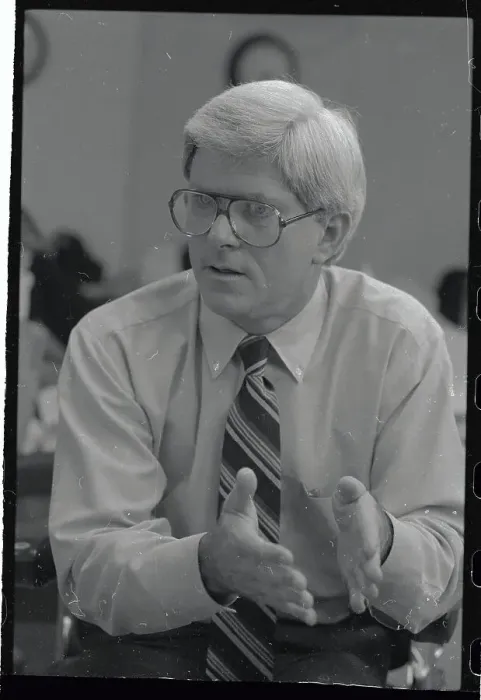: Phil Donahue Gesturing While Speaking : Phil Donahue Gesturing While Speaking
