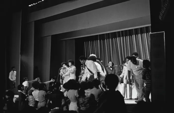 Framed Print : The Philosopher Of Soul Plays The Apollo