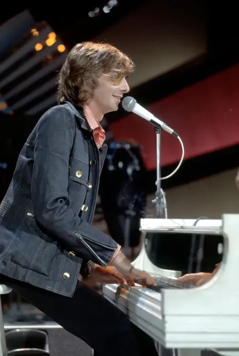 Framed Print : Photo of Barry Manilow Framed Print : Photo of Barry Manilow