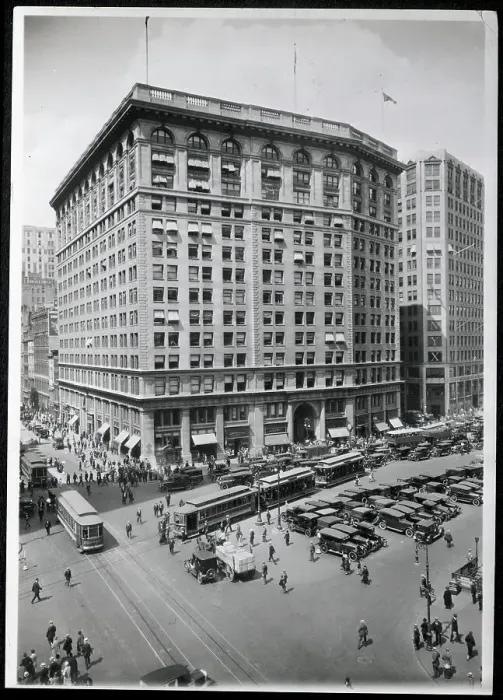 Framed Print : Photo Of Building On Fifth Avenue Framed Print : Photo Of Building On Fifth Avenue