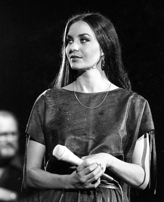Framed Print : Photo of Crystal Gayle Framed Print : Photo of Crystal Gayle