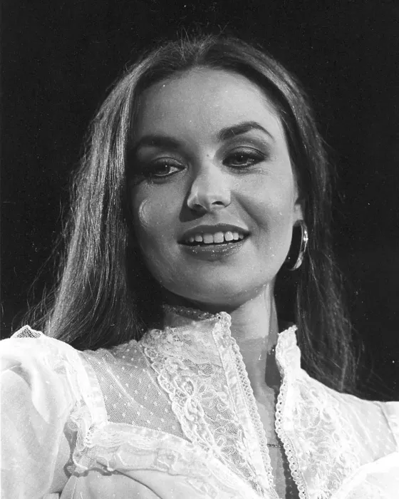 Framed Print : Photo of Crystal Gayle Framed Print : Photo of Crystal Gayle