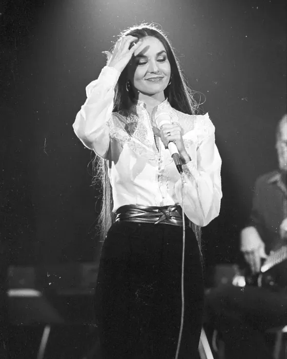 Framed Print : Photo of Crystal Gayle Framed Print : Photo of Crystal Gayle