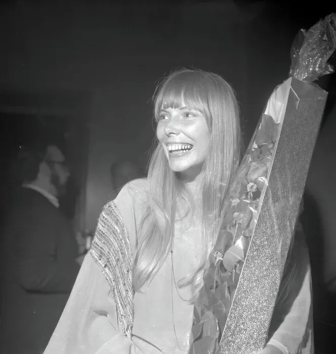 Framed Print : Photo of Joni Mitchell Framed Print : Photo of Joni Mitchell