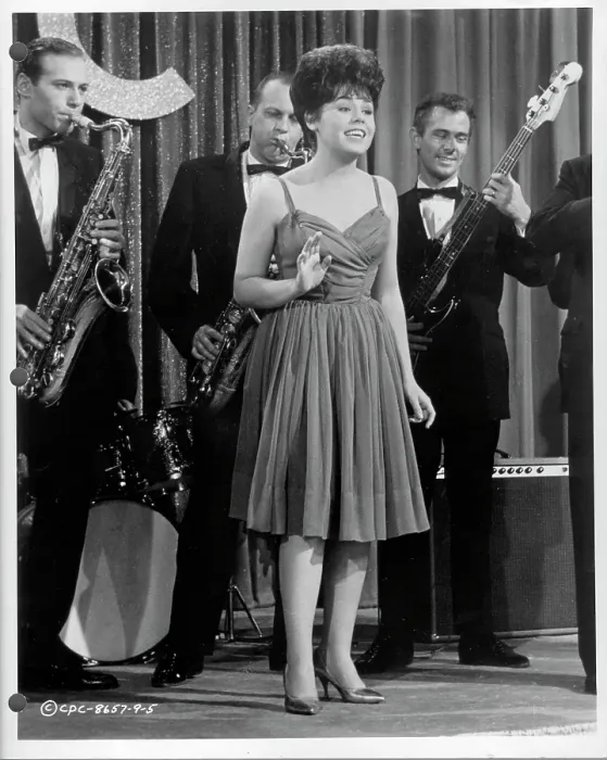 Framed Print : Photo of Linda Scott Framed Print : Photo of Linda Scott