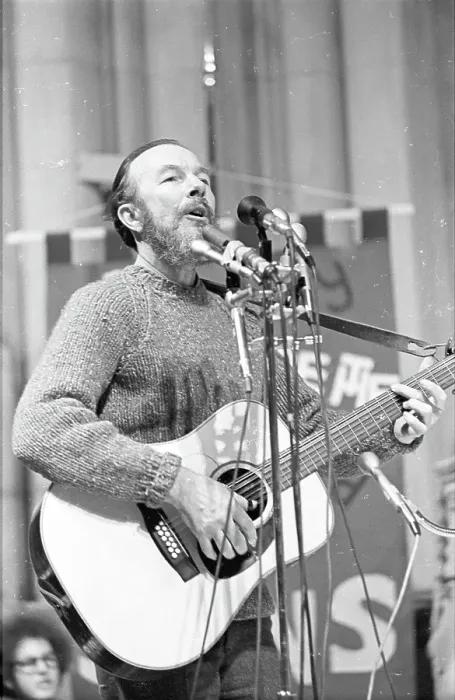 Framed Print : Photo of Pete Seeger Framed Print : Photo of Pete Seeger