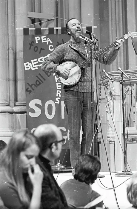 Framed Print : Photo of Pete Seeger Framed Print : Photo of Pete Seeger