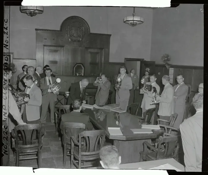 Framed Print : Photographers Surrounding Dr Samuel Sheppard in Court Framed Print : Photographers Surrounding Dr Samuel Sheppard in Court