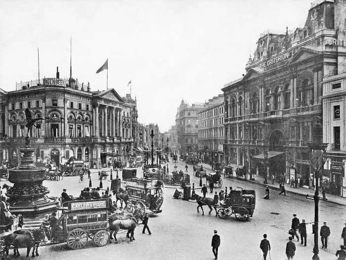 Framed Print : Picadilly Circus in London Framed Print : Picadilly Circus in London