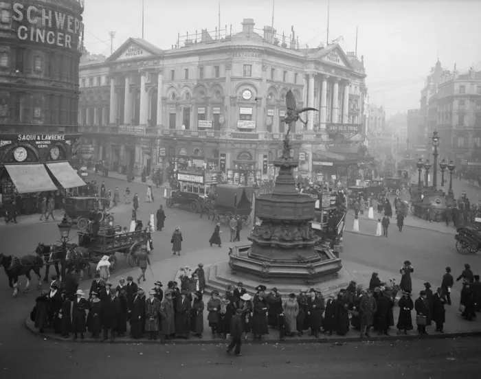 Framed Print : Piccadilly Circus Framed Print : Piccadilly Circus