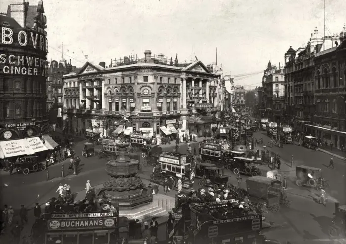 Framed Print : Piccadilly Circus Framed Print : Piccadilly Circus