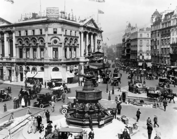 Framed Print : Piccadilly Circus Framed Print : Piccadilly Circus