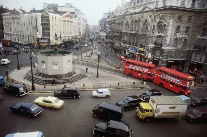 Framed Print : Piccadilly Circus Framed Print : Piccadilly Circus