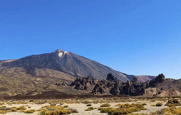Pico del Teide volcano with lava rocks in the Teide National Park, UNESCO World Heritage Site, Vilaflor, Provinz Santa Cruz de Tenerife, Tenerife, Canary Islands, Spain