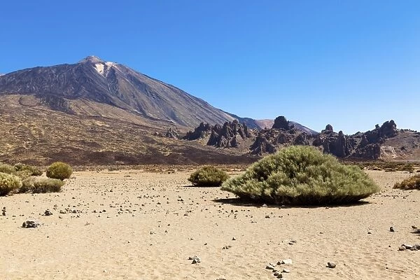 Pico del Teide volcano with lava rocks in the Teide National Park, UNESCO World Heritage Site, Vilaflor, Provinz Santa Cruz de Tenerife, Tenerife, Canary Islands, Spain