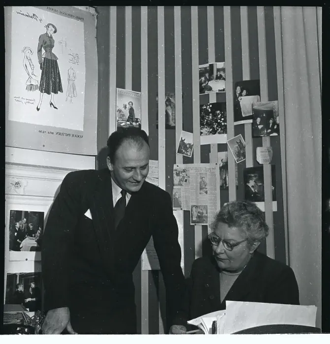 Framed Print : Pierre Balmain Talking with his Assistant Framed Print : Pierre Balmain Talking with his Assistant