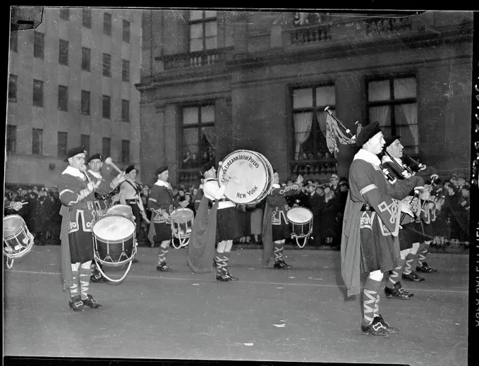 Framed Print : Pipers Of Clann Cream Pipers Band / Parade Framed Print : Pipers Of Clann Cream Pipers Band / Parade