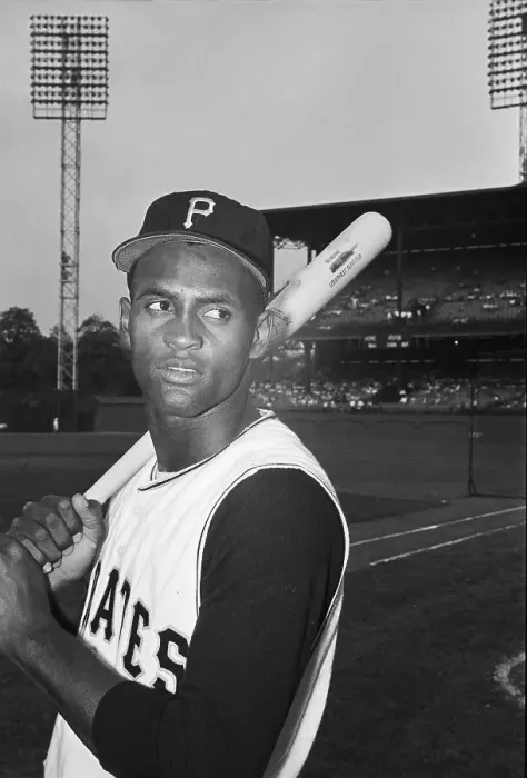 Framed Print : Pittsburgh Pirates Right fielder Roberto Clemente Framed Print : Pittsburgh Pirates Right fielder Roberto Clemente