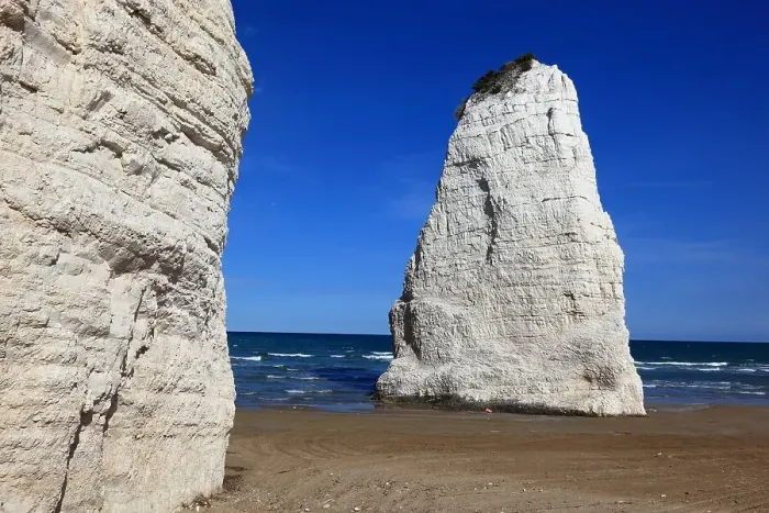Framed Print : Pizzomunno, limestone rocks on the beach, Vieste, Gargano, Puglia, Italy Framed Print : Pizzomunno, limestone rocks on the beach, Vieste, Gargano, Puglia, Italy