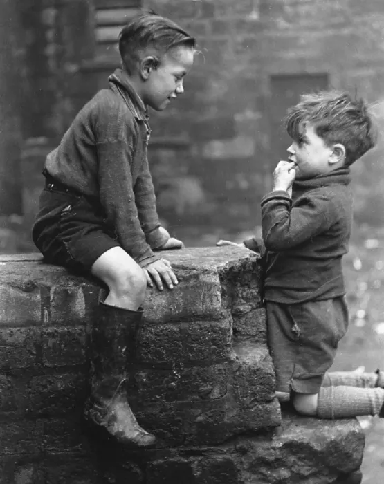 Framed Print : Playmates. 31st January 1948: Two young boys from the Gorbals area of Glasgow