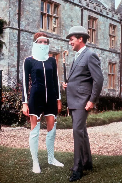 : P.Macnee Admires D.Rigg: The Avengers : P.Macnee Admires D.Rigg: The Avengers