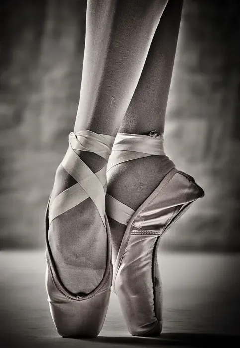 Framed Print : On Point. Close-up of professional ballet dancer on pointe
