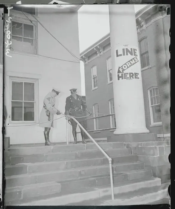 Framed Print : Police Adjusting Barricade for Lindbergh Trial