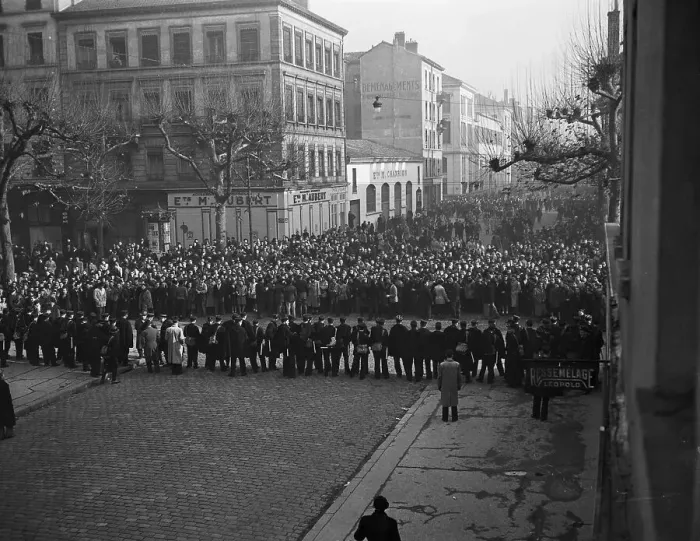 Framed Print : Police Form Line to Head Off Pickets Framed Print : Police Form Line to Head Off Pickets