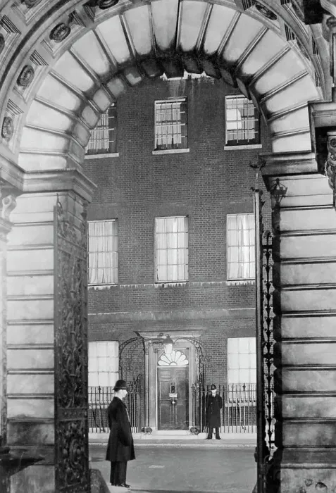 Framed Print : Police Outside No. 10 Downing Street Framed Print : Police Outside No. 10 Downing Street