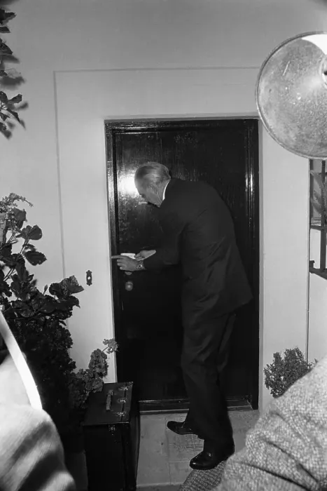 Framed Print : Police Sealing Marilyn Monroe's Room Framed Print : Police Sealing Marilyn Monroe's Room