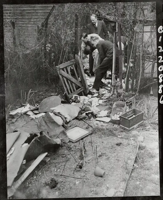 Framed Print : Police Search Christie's Garden at 10 Rillington Place Framed Print : Police Search Christie's Garden at 10 Rillington Place