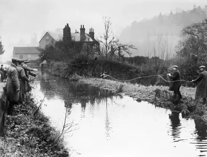 Framed Print : Police Search Pond For Agatha Christie's Car Framed Print : Police Search Pond For Agatha Christie's Car