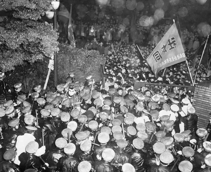 Framed Print : Police And Students Clash in Tokyo Framed Print : Police And Students Clash in Tokyo