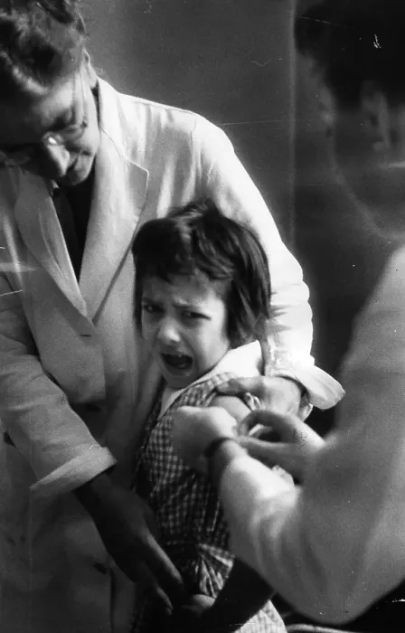 Framed Print : Polio Jab. Schoolchildren throughout Britain are being injected with a