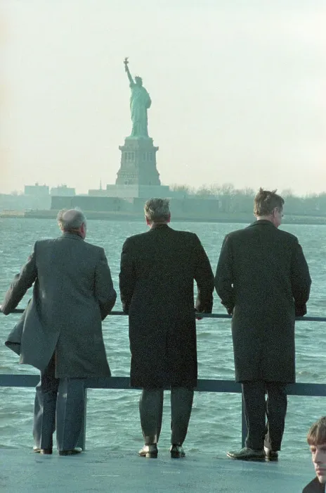Framed Print : Political Leaders Looking at the Statue of Liberty Framed Print : Political Leaders Looking at the Statue of Liberty