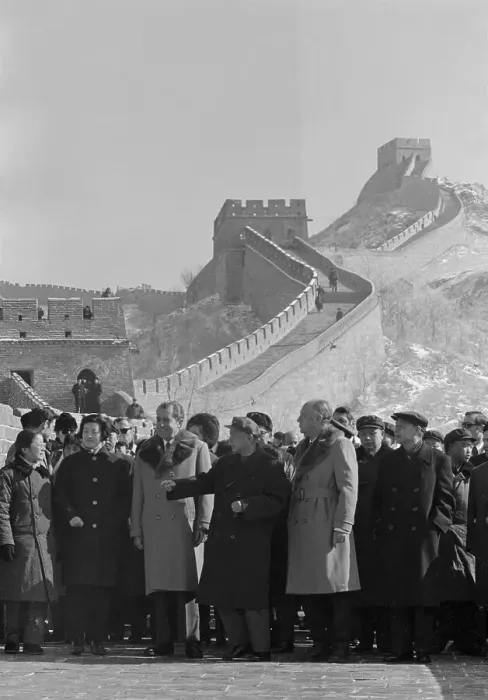 Framed Print : Political Leaders Standing at Chinese Wall Framed Print : Political Leaders Standing at Chinese Wall