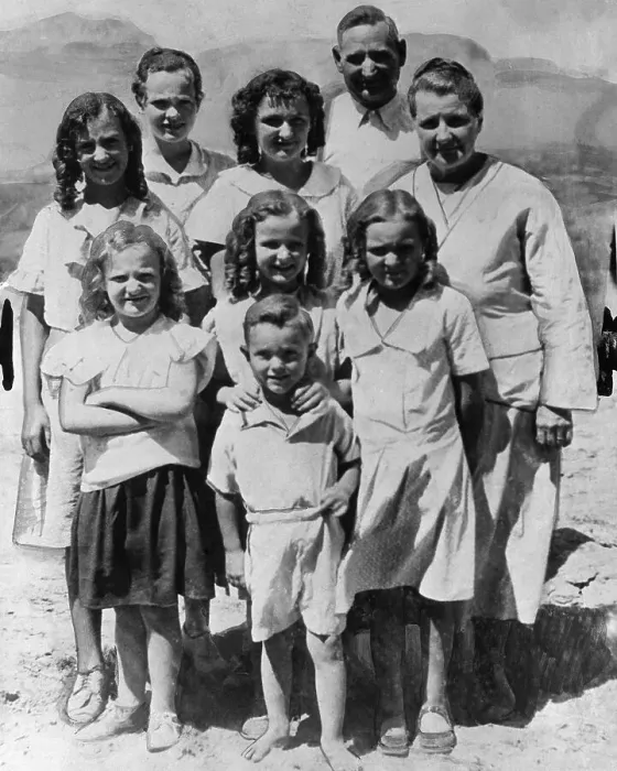 Framed Print : Polygamist with Seven of Nineteen Children Framed Print : Polygamist with Seven of Nineteen Children