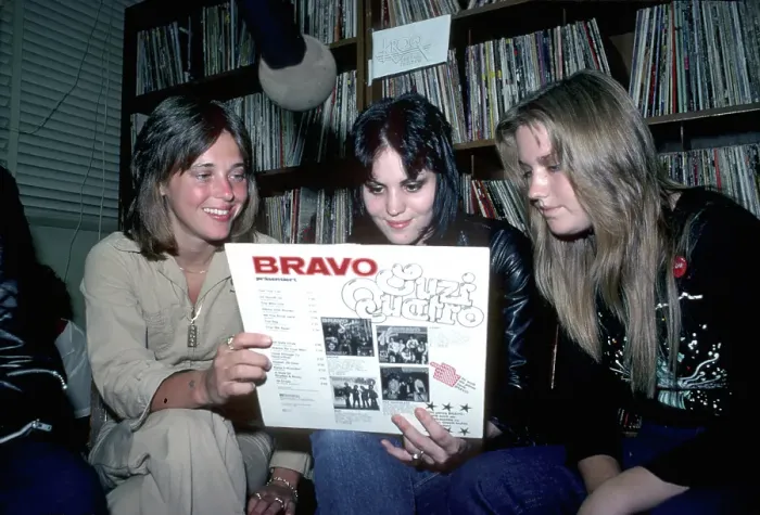 Framed Print : Pop singer Suzi Quatro (left) with guitarist Joan Jett (center) Framed Print : Pop singer Suzi Quatro (left) with guitarist Joan Jett (center)