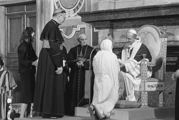 Framed Print : Pope Awards Peace Prize to Mother Teresa Framed Print : Pope Awards Peace Prize to Mother Teresa